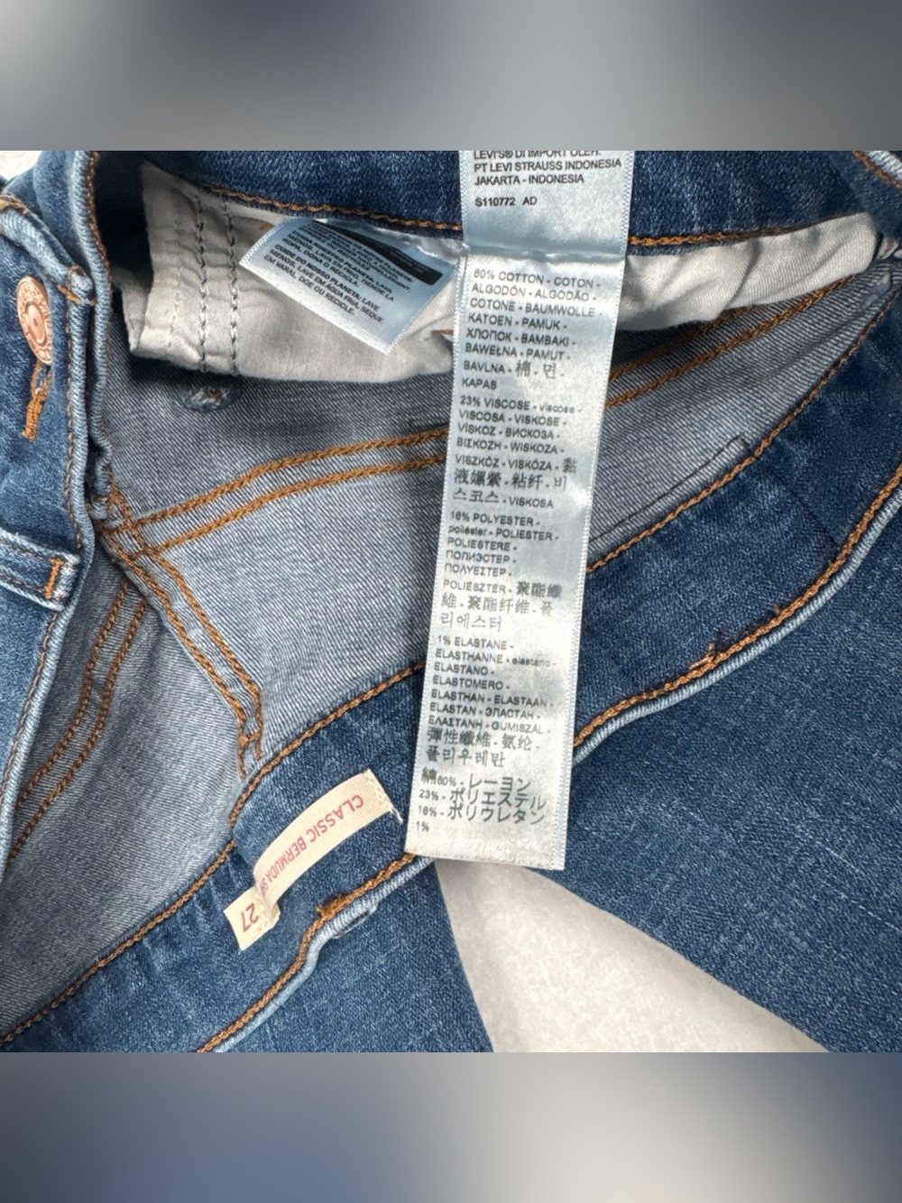 Levi’s Classic Bermuda Jean Shorts Women’s S27 Blue Mid Rise Med Wash Denim Long - Picture 8 of 10